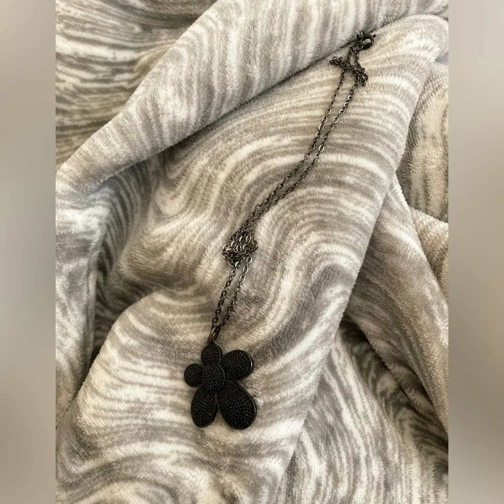 Black Flower necklace - Picture 4 of 7